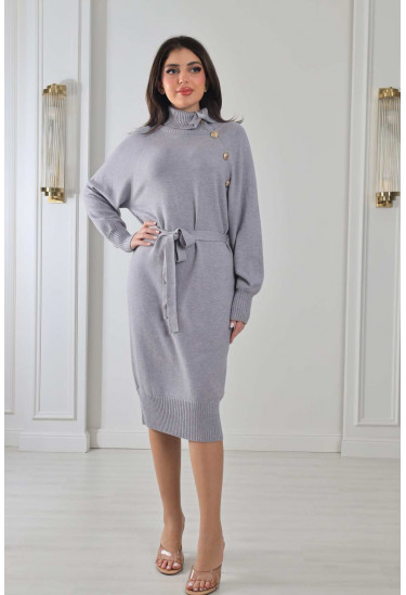 فستان شتوي مزين بأزرار جانبية كبيرة فستان شتوي مزين بأزرار جانبية كبيرة