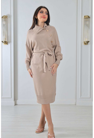 فستان شتوي مزين بأزرار جانبية كبيرة فستان شتوي مزين بأزرار جانبية كبيرة