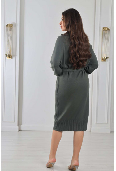 فستان شتوي مزين بأزرار جانبية كبيرة فستان شتوي مزين بأزرار جانبية كبيرة