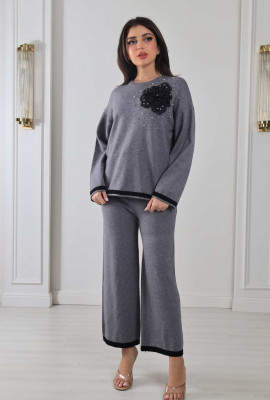 طقم كاجوال مزين بالاستراس على الكتف