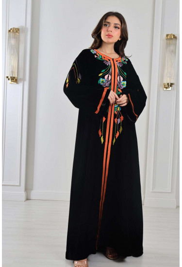 جلابية أنيقة مطرزة بالألوان الزاهية 