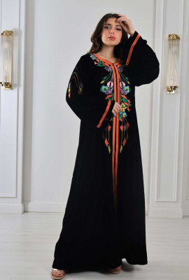 جلابية أنيقة مطرزة بالألوان الزاهية 