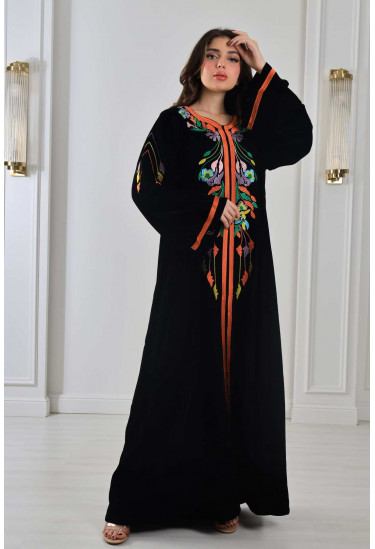 جلابية أنيقة مطرزة بالألوان الزاهية 