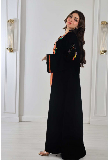 جلابية أنيقة مطرزة بالألوان الزاهية 