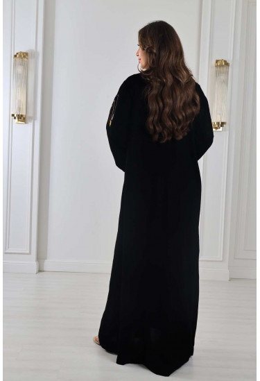 جلابية أنيقة مطرزة بالألوان الزاهية 