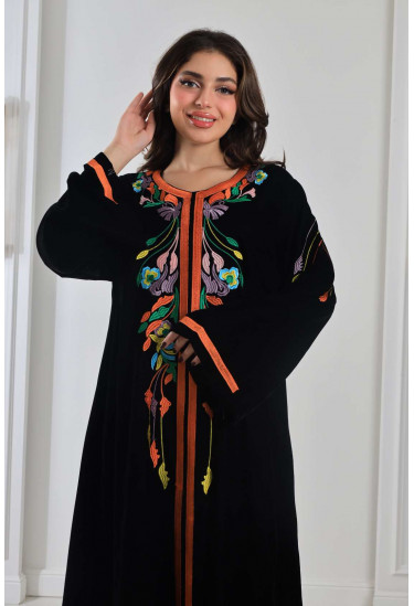 جلابية أنيقة مطرزة بالألوان الزاهية 