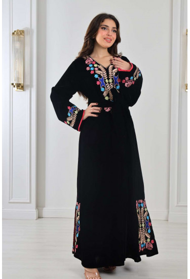 جلابية طويلة بتطريز ناعم