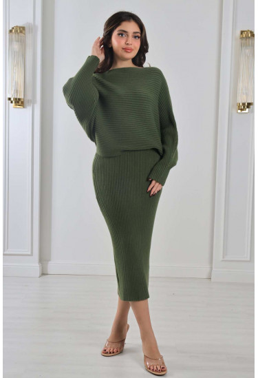 طقم مدرج مع بلوزة واسعة طقم مدرج مع بلوزة واسعة