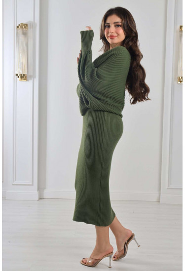 طقم مدرج مع بلوزة واسعة طقم مدرج مع بلوزة واسعة