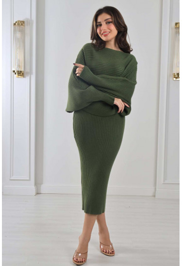 طقم مدرج مع بلوزة واسعة طقم مدرج مع بلوزة واسعة