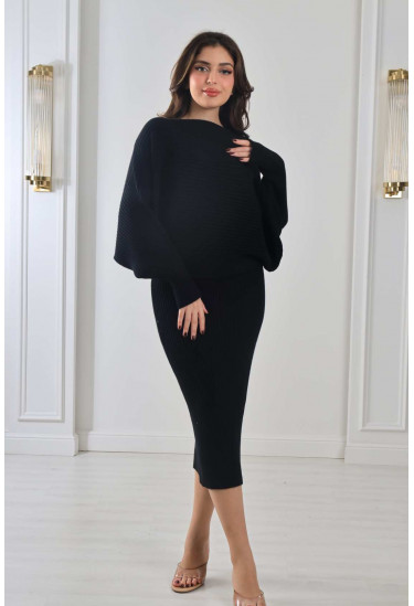 طقم مدرج مع بلوزة واسعة طقم مدرج مع بلوزة واسعة