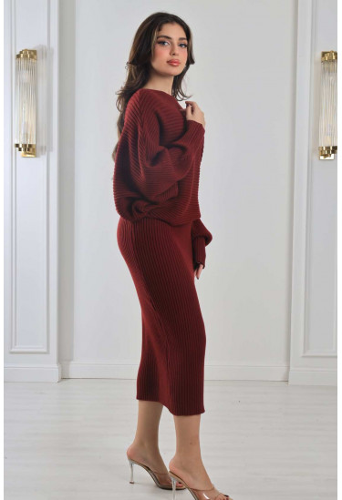 طقم مدرج مع بلوزة واسعة طقم مدرج مع بلوزة واسعة