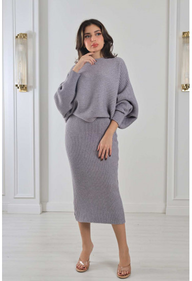 طقم مدرج مع بلوزة واسعة طقم مدرج مع بلوزة واسعة