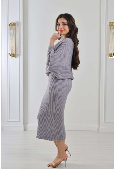 طقم مدرج مع بلوزة واسعة طقم مدرج مع بلوزة واسعة