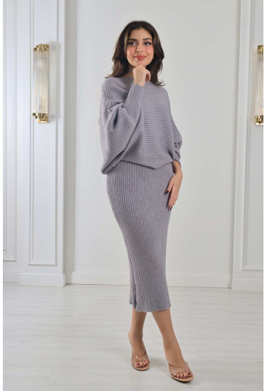 طقم مدرج مع بلوزة واسعة طقم مدرج مع بلوزة واسعة