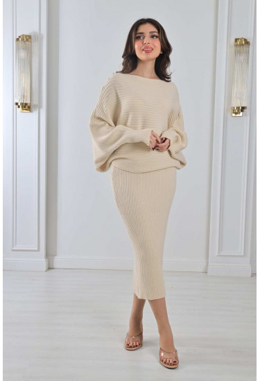 طقم مدرج مع بلوزة واسعة طقم مدرج مع بلوزة واسعة