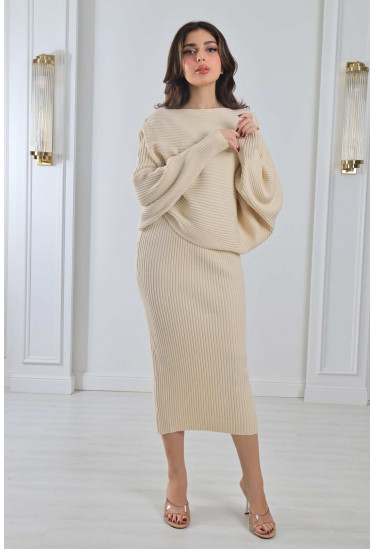 طقم مدرج مع بلوزة واسعة طقم مدرج مع بلوزة واسعة