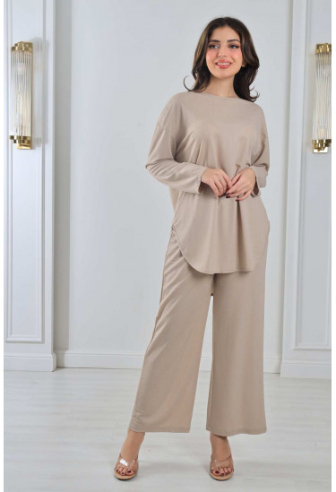 طقم نسائي اسبور مطرز بخطوط من الاستراس 