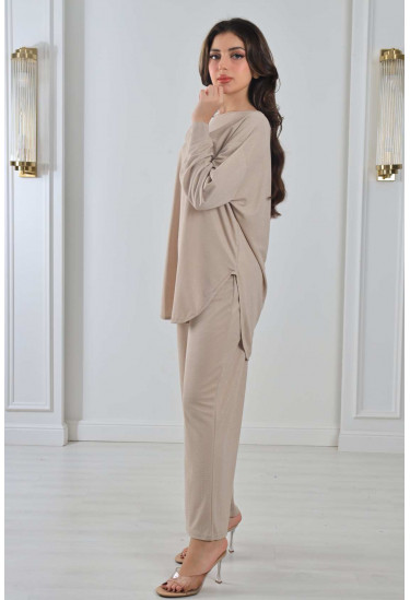 طقم نسائي اسبور مطرز بخطوط من الاستراس 