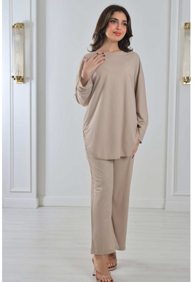 طقم نسائي اسبور مطرز بخطوط من الاستراس 