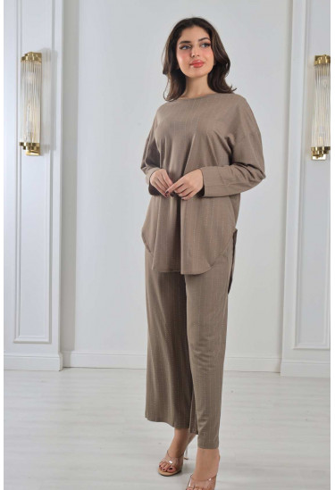 طقم نسائي اسبور مطرز بخطوط من الاستراس 