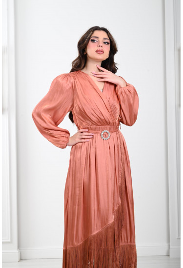 فستان نسائي ذات حواف  من الهدب الطويل 