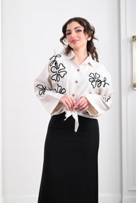 بلوزة نسائية بتطريز رقيق و مميز