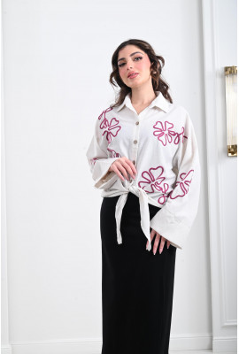 بلوزة نسائية بتطريز رقيق و مميز
