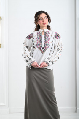 بلوزة مطرزة بأشكال هندسية بلوزة مطرزة بأشكال هندسية