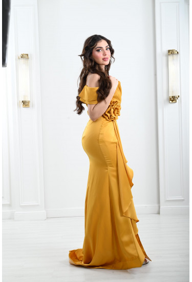 فستان سهرة نسائي بطيات ناعمة و أكتاف منسدلة