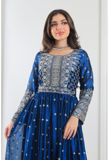 جلابية ذات صدر مطرز 