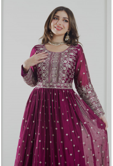 جلابية ذات صدر مطرز 