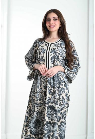 جلابية مزخرفة بزخارف نباتية جلابية مزخرفة بزخارف نباتية