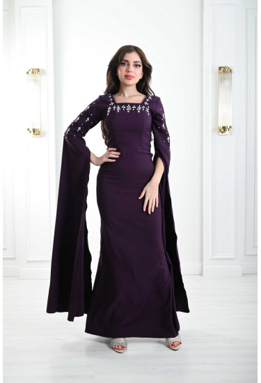 فستان نسائي مفعم بالتفاصيل الأنيقة فستان نسائي مفعم بالتفاصيل الأنيقة