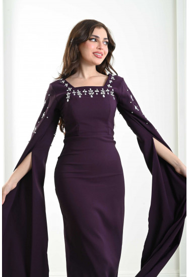 فستان نسائي مفعم بالتفاصيل الأنيقة فستان نسائي مفعم بالتفاصيل الأنيقة