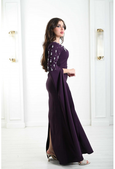 فستان نسائي مفعم بالتفاصيل الأنيقة فستان نسائي مفعم بالتفاصيل الأنيقة