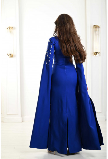 فستان نسائي مفعم بالتفاصيل الأنيقة فستان نسائي مفعم بالتفاصيل الأنيقة