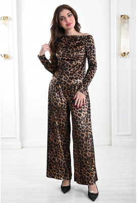 طقم نسائي مزين بنقشة الفهد