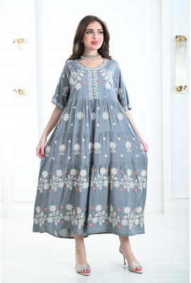 جلابية واسعة مزينة بالزهور