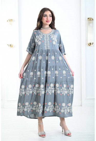 جلابية واسعة مزينة بالزهور