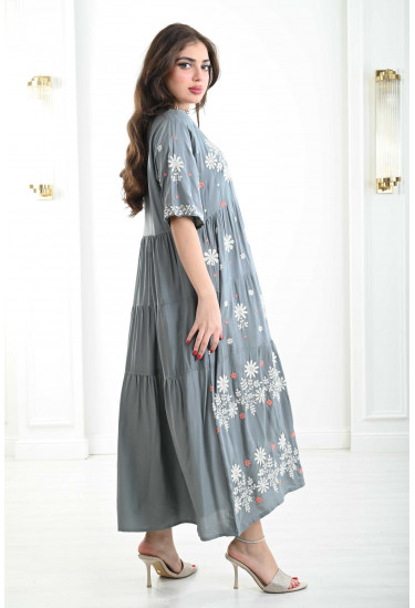 جلابية واسعة مزينة بالزهور