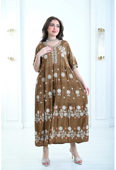 جلابية واسعة مزينة بالزهور