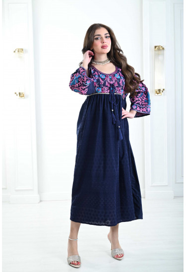 جلابية نسائية ذات صدر مطرز بالألوان الزاهية