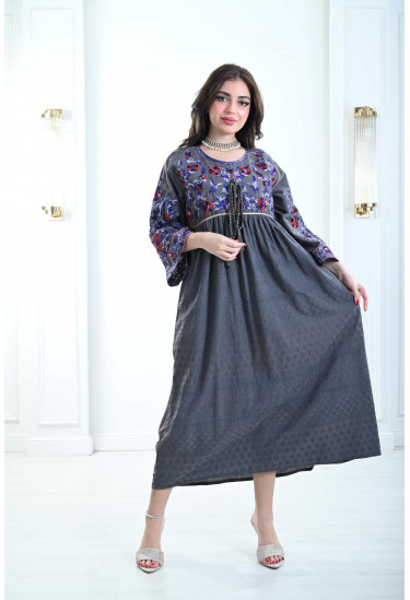 جلابية نسائية ذات صدر مطرز بالألوان الزاهية