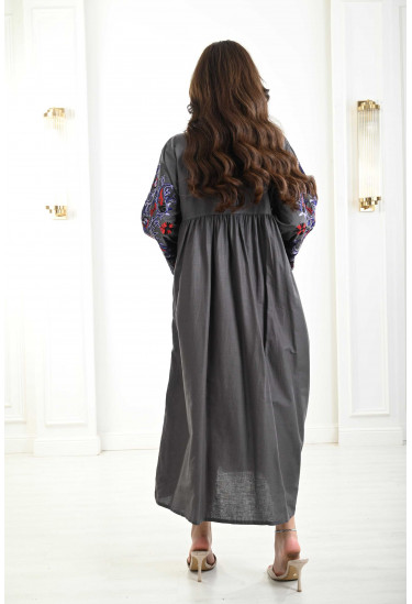 جلابية نسائية ذات صدر مطرز بالألوان الزاهية