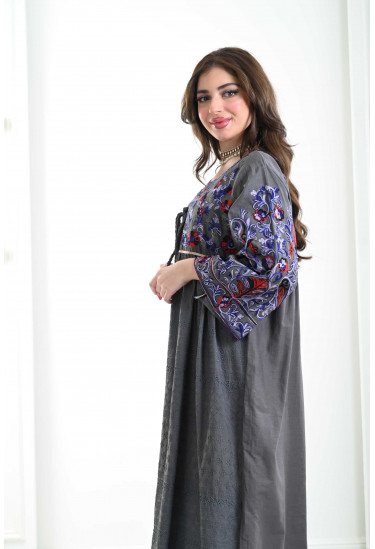 جلابية نسائية ذات صدر مطرز بالألوان الزاهية