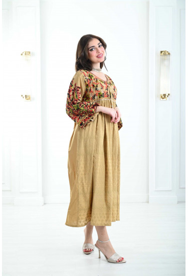 جلابية نسائية ذات صدر مطرز بالألوان الزاهية