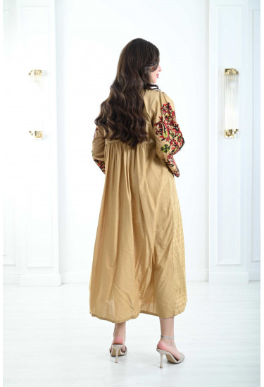 جلابية نسائية ذات صدر مطرز بالألوان الزاهية