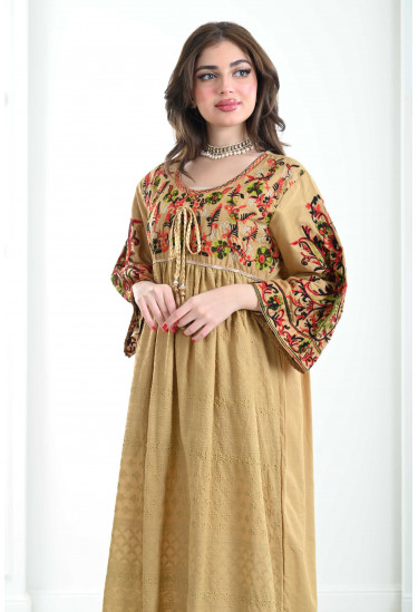 جلابية نسائية ذات صدر مطرز بالألوان الزاهية