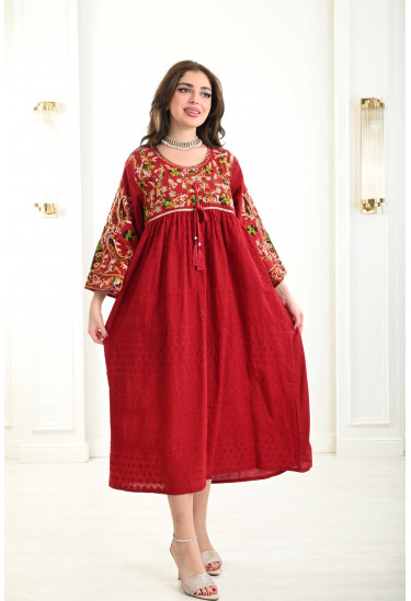 جلابية نسائية ذات صدر مطرز بالألوان الزاهية